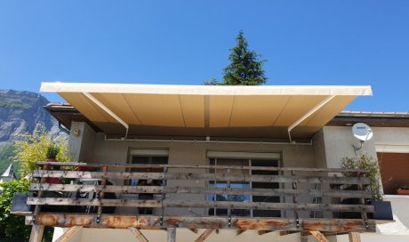 Installation et raccordement électrique d'un store banne motorisé sur un balcon à L'Isle D'Abeau 