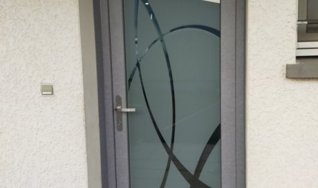 Pose de porte d'entrée en PVC armé, vitrée sérigraphié à Chabons