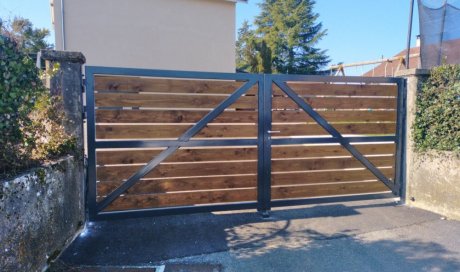 installation de portail en acier et bois à Voiron
