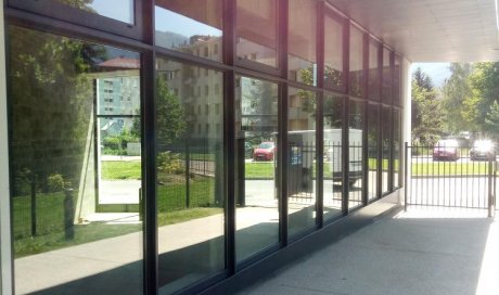 Pose et assemblage d'un mur rideau sur une vitrine d'un magasin à Saint Egrève 