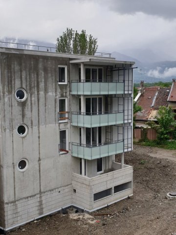 Pose et installation de garde de corps en acier pour immeuble sur trois niveaux vers Voiron