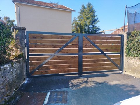 installation de portail en acier et bois à Voiron