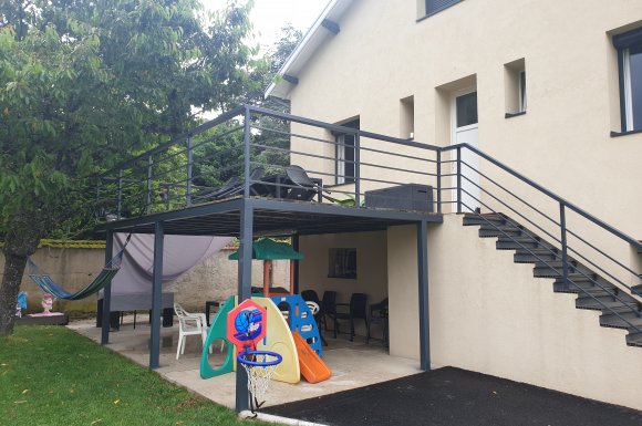 Fabrication sur mesure, pose et installation de balcon suspendu en métal à Rives