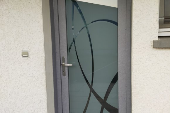 Pose de porte d'entrée en PVC armé, vitrée sérigraphiée à Chabons