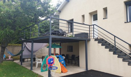 Fabrication sur mesure, pose et installation de balcon suspendu en métal à Rives