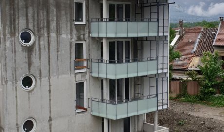 Pose et installation de garde de corps en acier pour immeuble sur trois niveaux vers Voiron