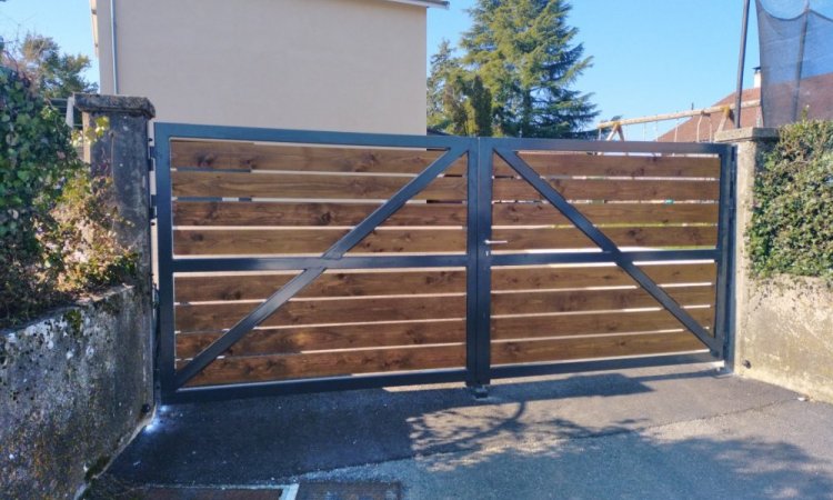 Installation de portail en acier et bois à Voiron