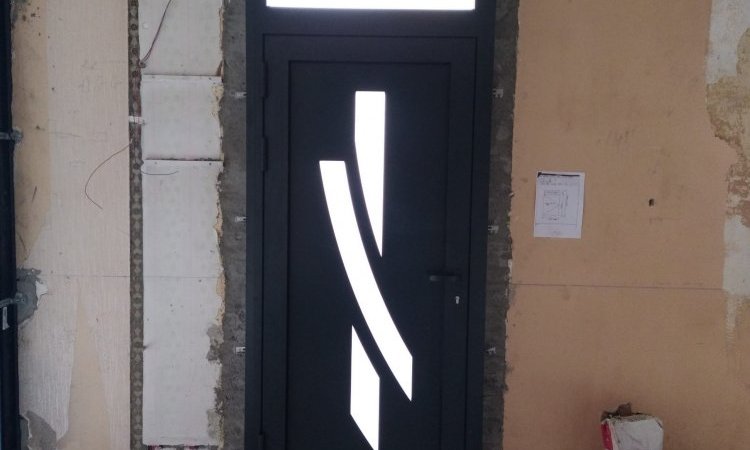 Pose de porte d'entrée en PVC armé, vitrée à La Côte Saint André